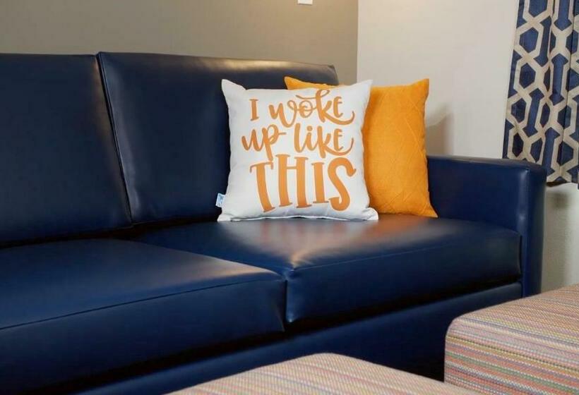 מיטת קינג בסוויטה, The Kartrite Resort & Indoor Waterpark