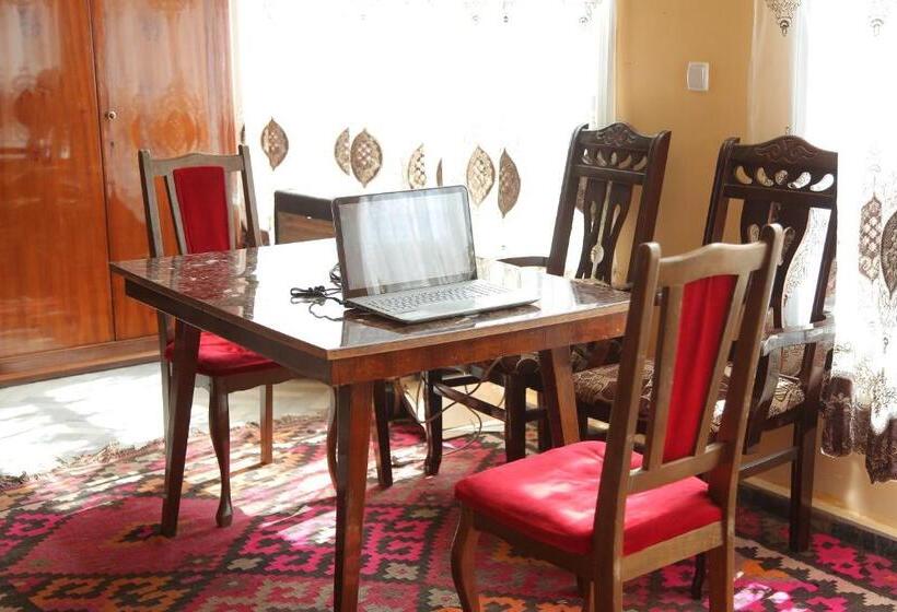 디럭스 트리플 룸, Hostel Gulsara