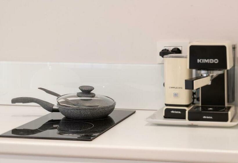 شقة غرفة واحدة, Rainbow Suite