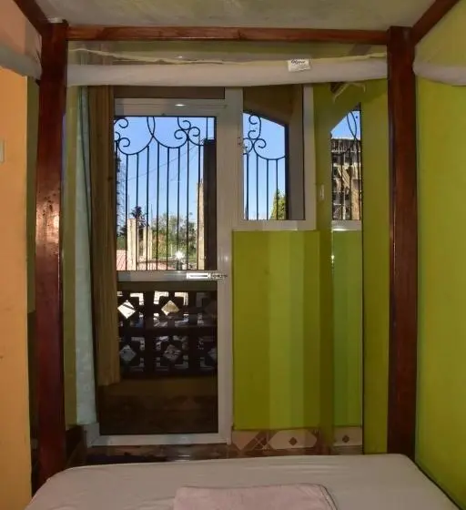 اتاق استاندارد یک تخته با بالکن, Viriko Boarding House