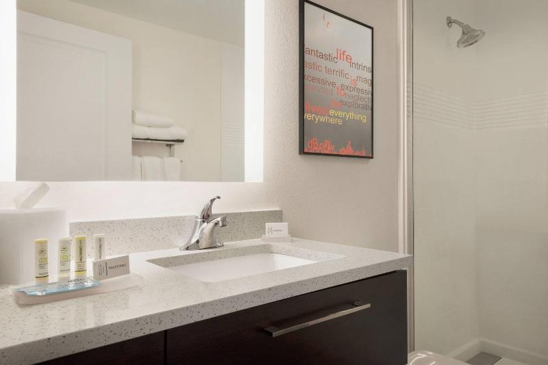 带大床的标准工作室, Towneplace Suites By Marriott Dubuque Downtown