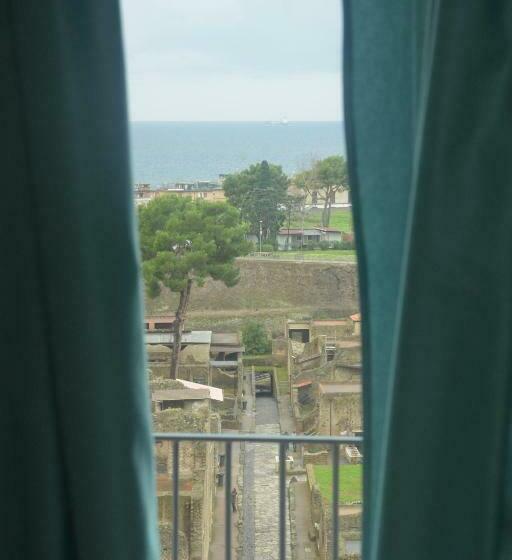 חדר משפחתי, Decumano Massimo