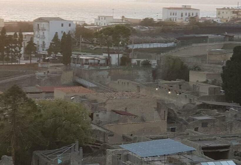 חדר משפחתי, Decumano Massimo