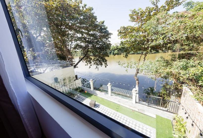 اتاق لوکس سه تخته, Avon