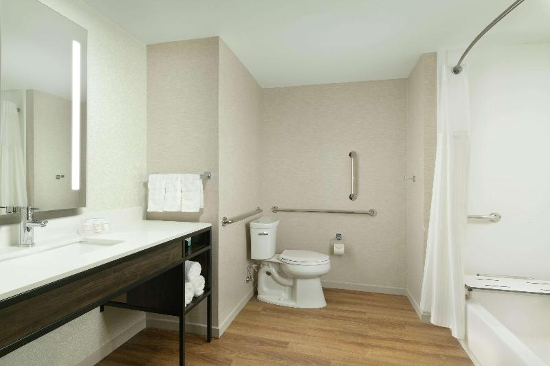 Büyük Çift Kişilik Yataklı Delüks Oda, Hilton Garden Inn Memphis Downtown Beale Street