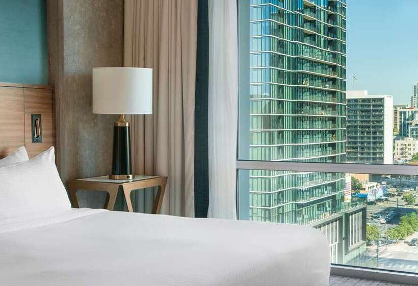 Büyük Çift Kişilik Yataklı Delüks Oda, Hilton Garden Inn Memphis Downtown Beale Street