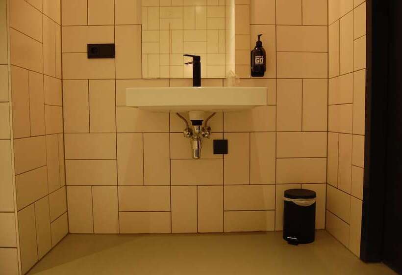 适合残疾人使用的标准间, The Match