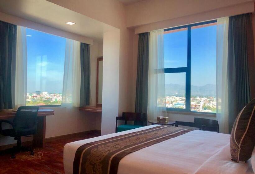 سوییت با چشم‌انداز کوه, Ritz Grand Hotel Mandalay