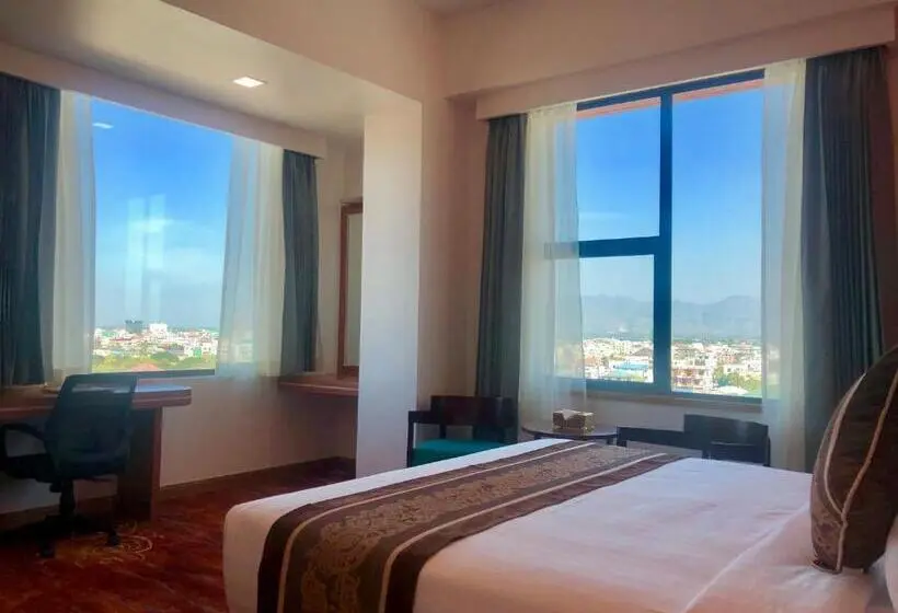سوییت با چشم‌انداز کوه, Ritz Grand Hotel Mandalay