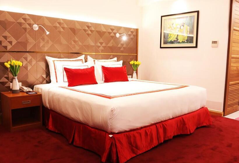 سوییت با چشم‌انداز کوه, Ritz Grand Hotel Mandalay