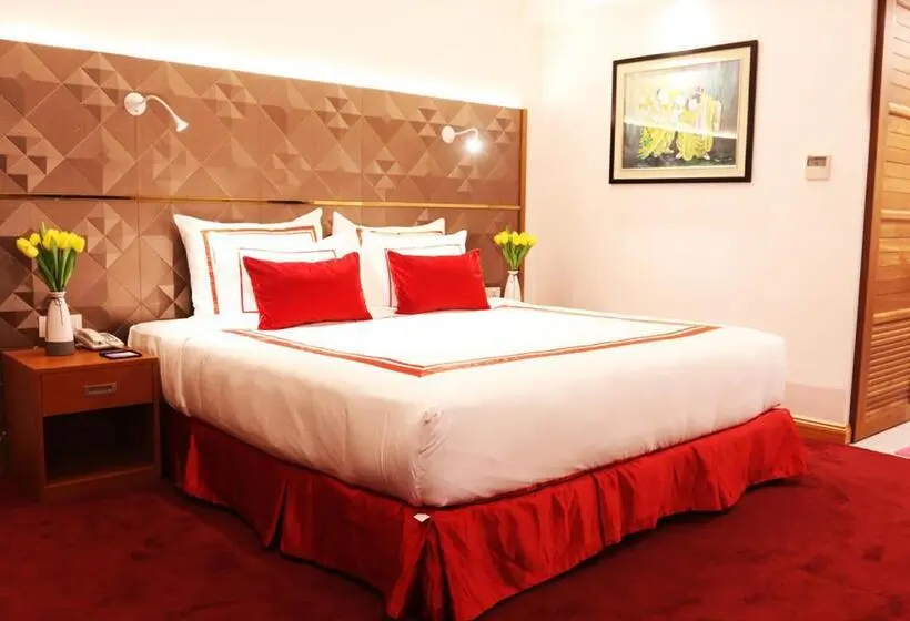 سوییت با چشم‌انداز کوه, Ritz Grand Hotel Mandalay
