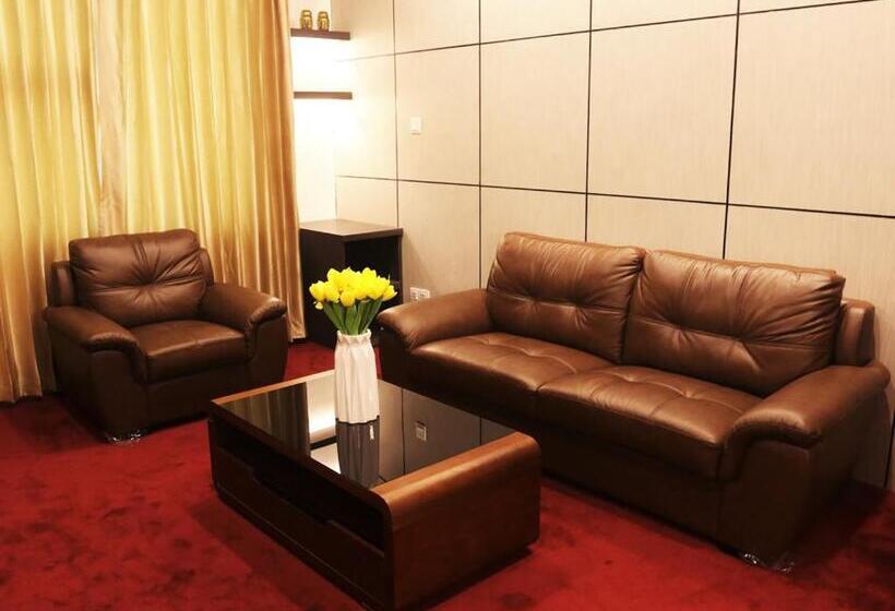 سوییت با چشم‌انداز کوه, Ritz Grand Hotel Mandalay