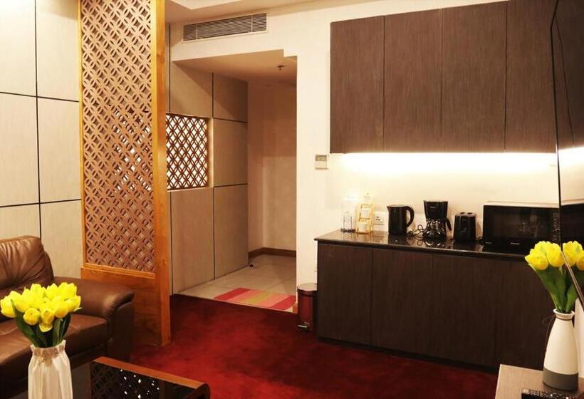 سوییت با چشم‌انداز کوه, Ritz Grand Hotel Mandalay