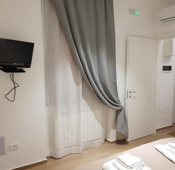 اتاق لوکس با تخت بزرگ, Handy