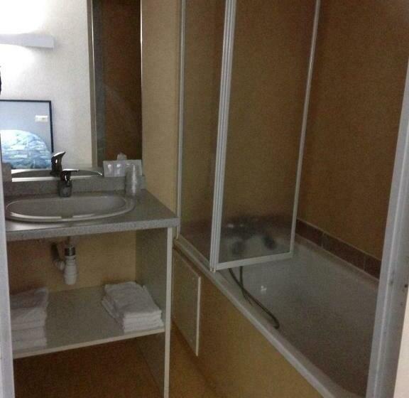 غرفة قياسية رباعية, Du Jura