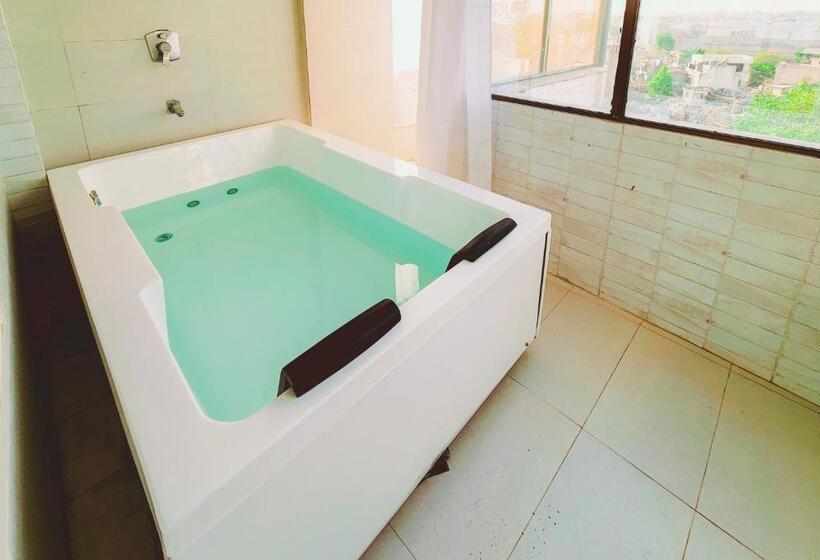 Sviitti Poreallas, Nova Hotel New Crossroad