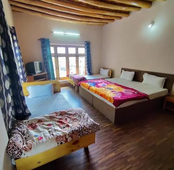 اتاق استاندارد چهار تخته, Nilza Guest House