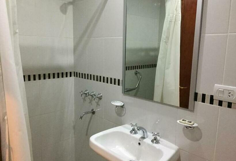 חדר סטנדרט לשלושה, Amado