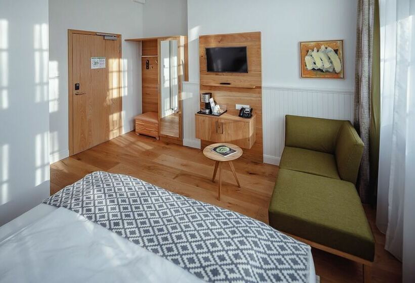 수피리어 룸, Schulhaus