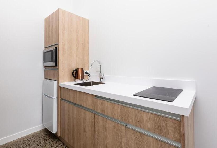 デラックススタジオ, Zachary's Motel