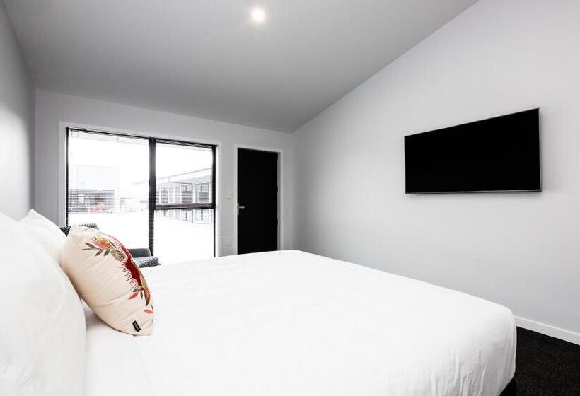 デラックススタジオ, Zachary's Motel