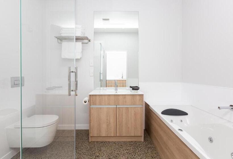 Семейный Номер, Zachary's Motel