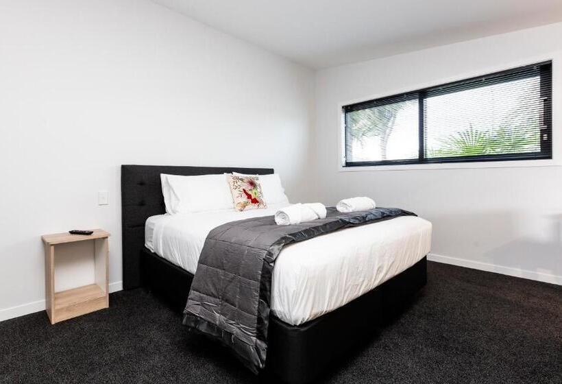 ファミリールーム, Zachary's Motel