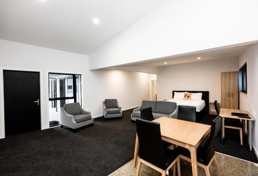 Семейный Номер, Zachary's Motel