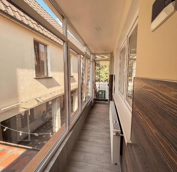 اتاق استاندارد سه نفره, 77/5