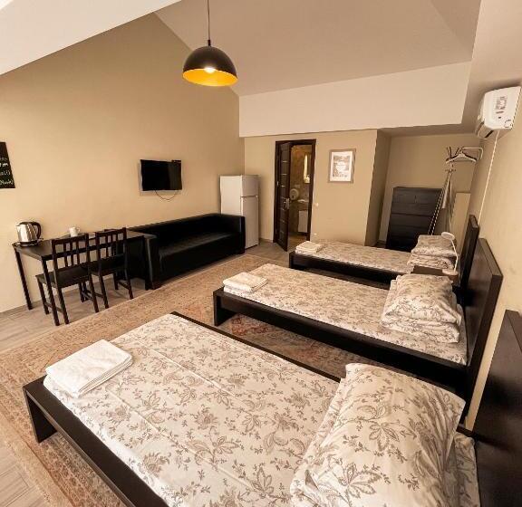 اتاق استاندارد سه نفره, 77/5