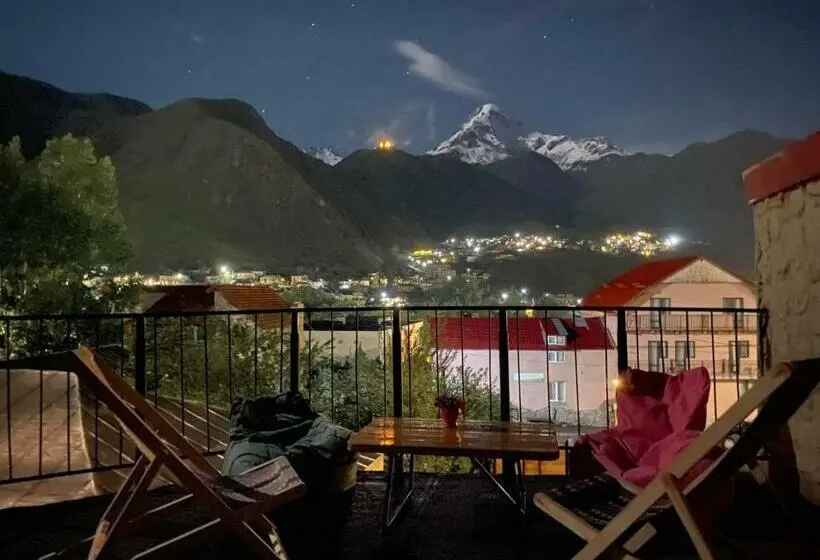 اتاق استاندارد با چشم‌انداز کوهستان, Four Season In Kazbegi