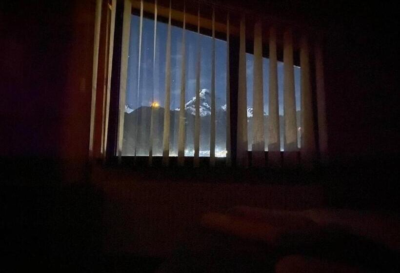 اتاق استاندارد با چشم‌انداز کوهستان, Four Season In Kazbegi