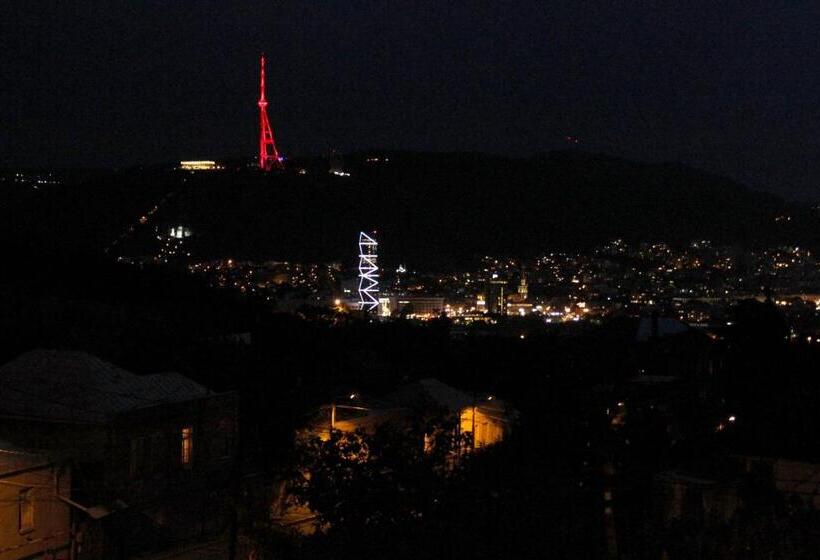 اتاق اکونومی, Georgian Hosts Tbilisi