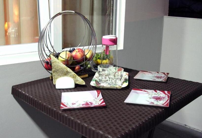 اتاق اکونومی, Georgian Hosts Tbilisi