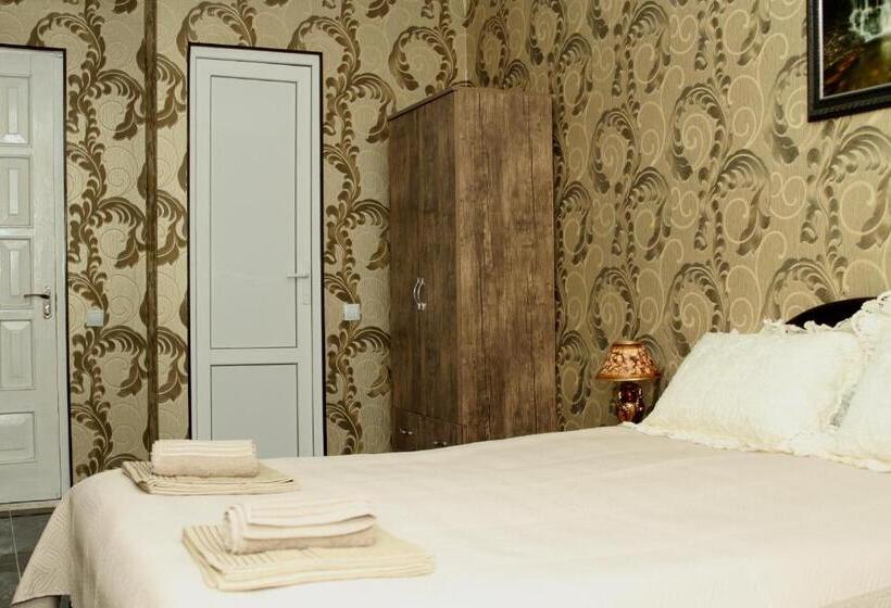 اتاق اکونومی, Georgian Hosts Tbilisi