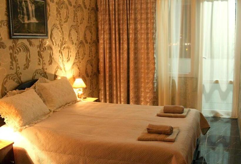 اتاق اکونومی, Georgian Hosts Tbilisi