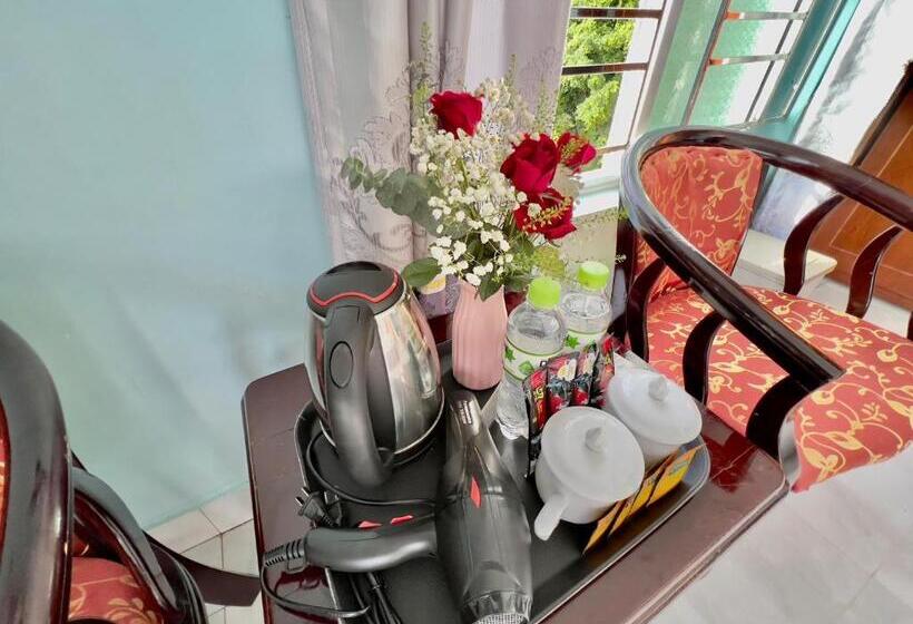 اتاق خانوادگی با چشمانداز دریا, Phoenix Flower