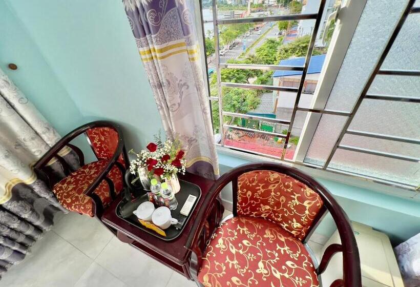 اتاق لوکس با چشمانداز دریا, Phoenix Flower