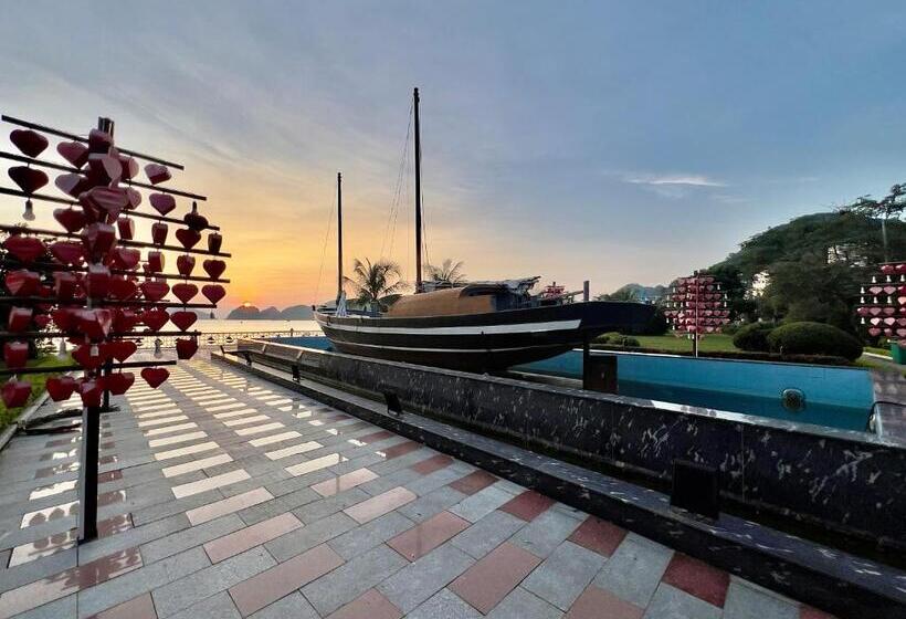 اتاق لوکس با چشمانداز دریا, Phoenix Flower