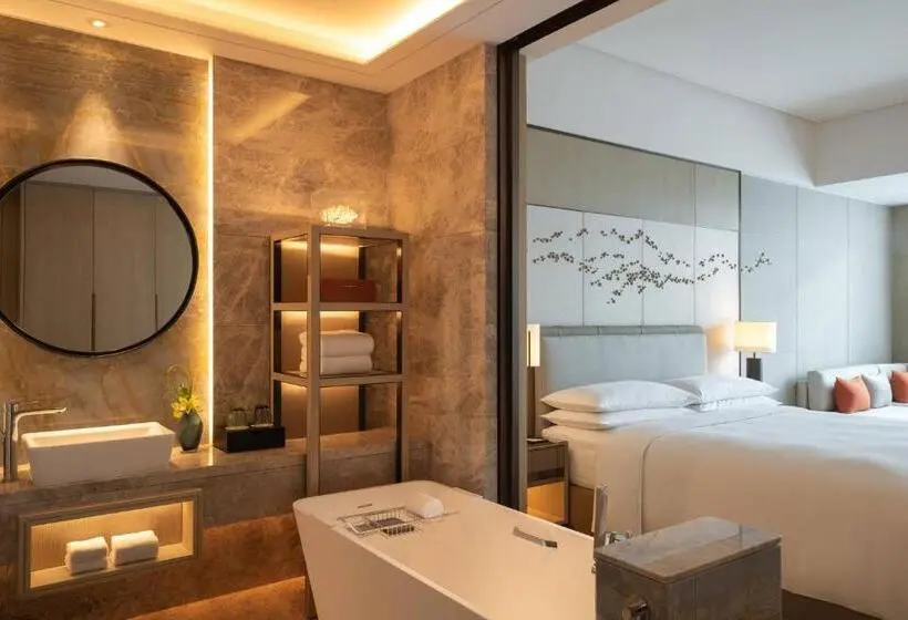 キングサイズベッドのデラックスルーム, Yantai Marriott