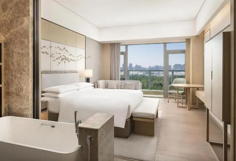 キングサイズベッドのデラックスルーム, Yantai Marriott
