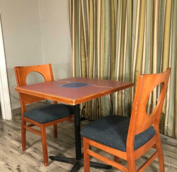 キングサイズベッドのスタンダードルーム, Bay Breeze Inn Bradenton Downtown