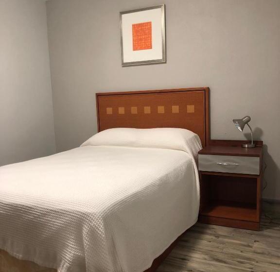 מיטת קינג בסוויטה, Bay Breeze Inn Bradenton Downtown