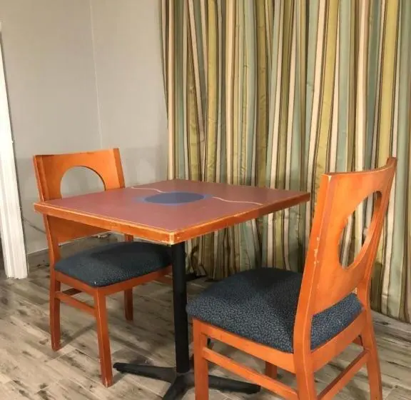 キングサイズベッドのスイートルーム, Bay Breeze Inn Bradenton Downtown