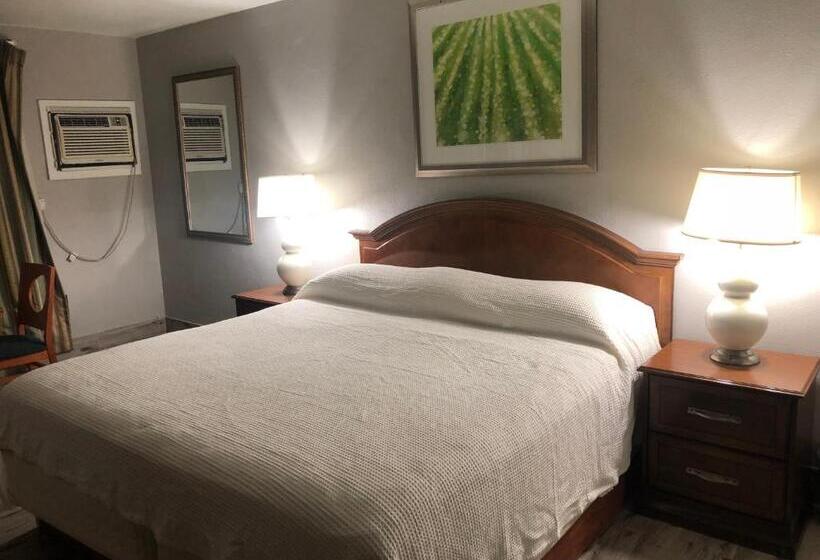 מיטת קינג בסוויטה, Bay Breeze Inn Bradenton Downtown