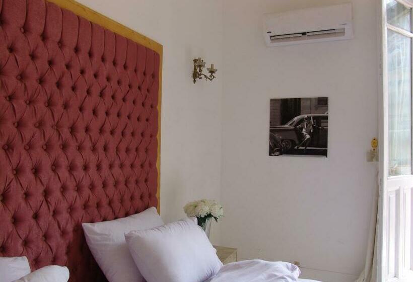 سوئیت با بالکن, Velvet  1928