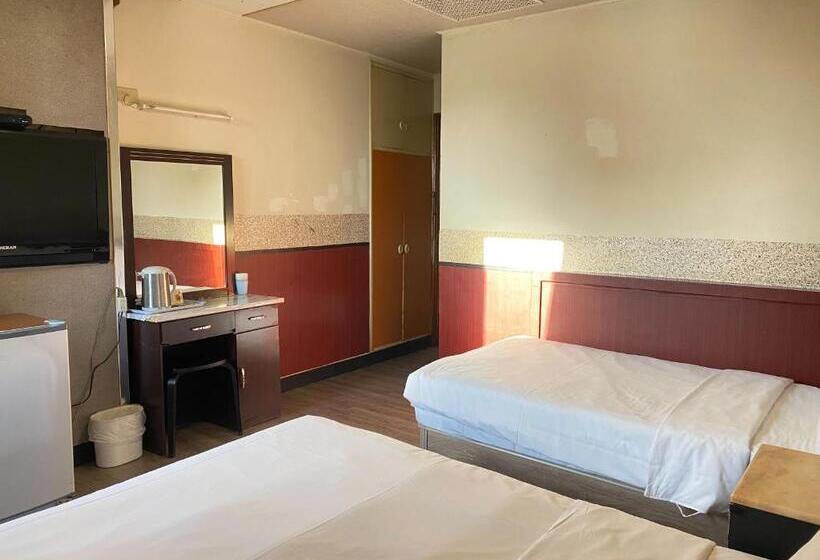 Economy Quadruple Room, Huang Kai