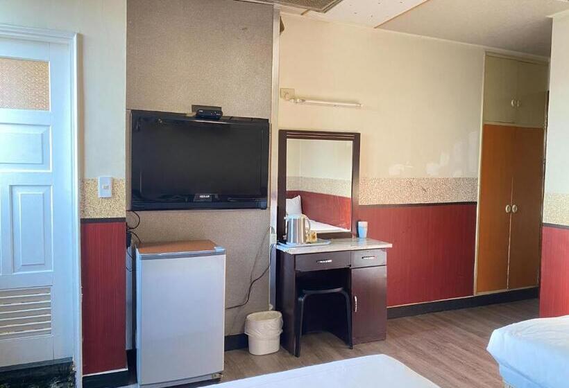 Economy Quadruple Room, Huang Kai