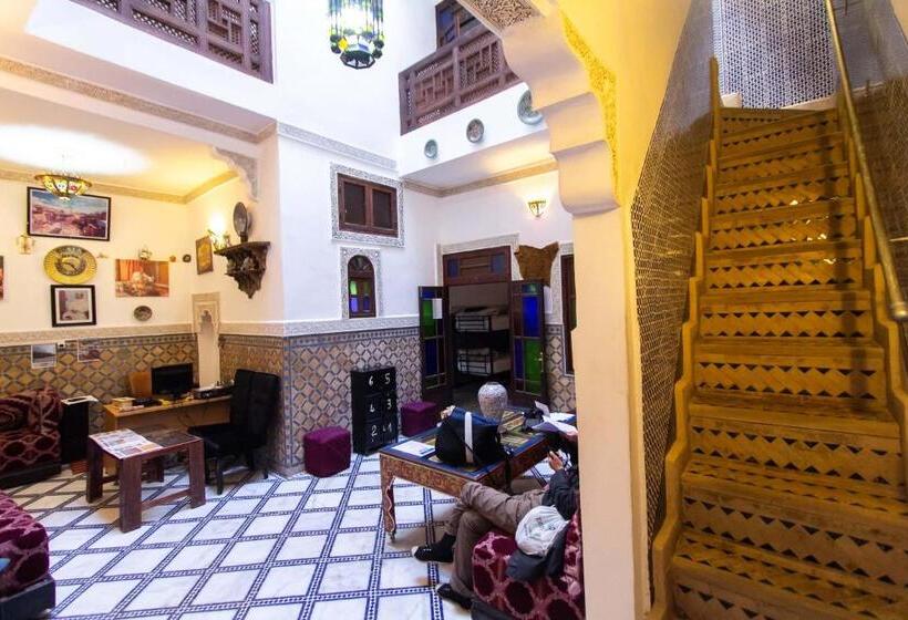 اتاق اکونومی, Hostel Amir