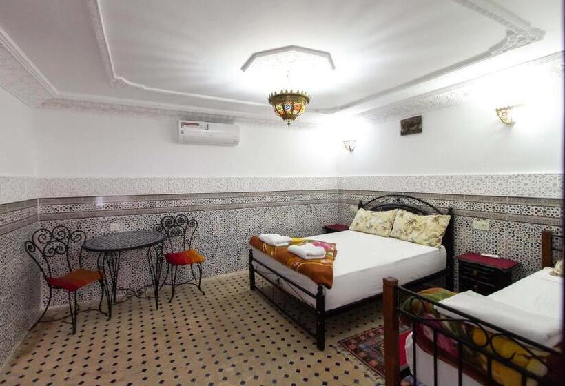 اتاق راحتی سه تخته, Hostel Amir